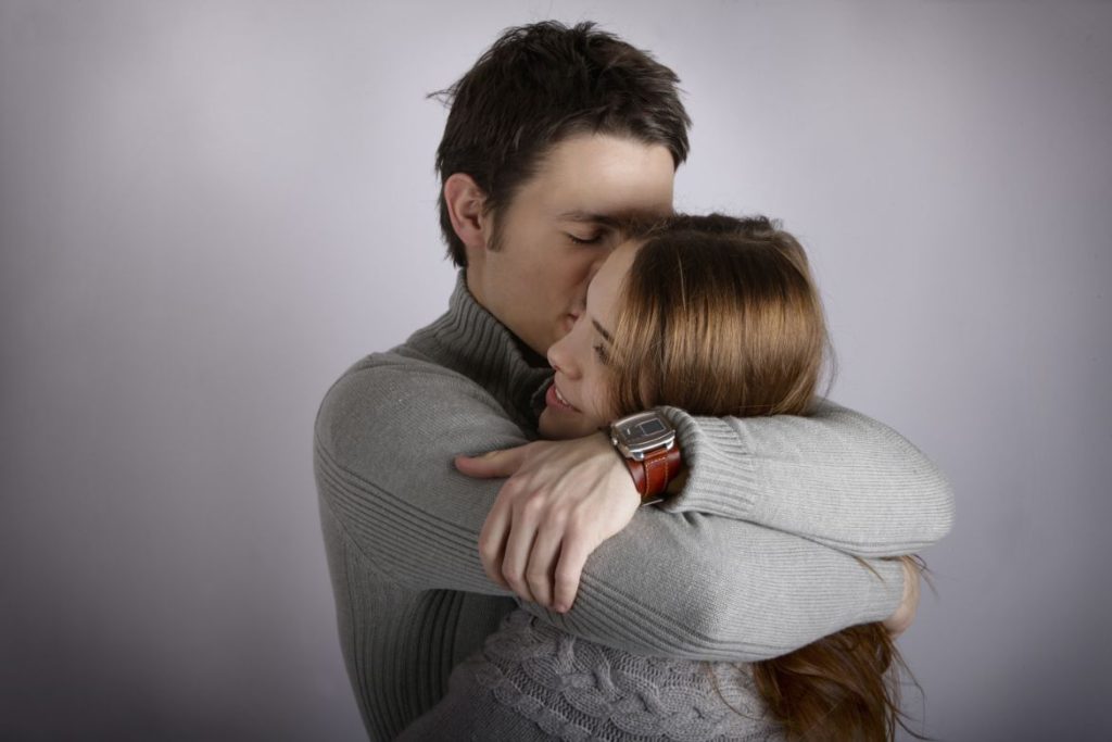 What Does It Mean When A Guy Initiates A Hug Body Language Central 4833